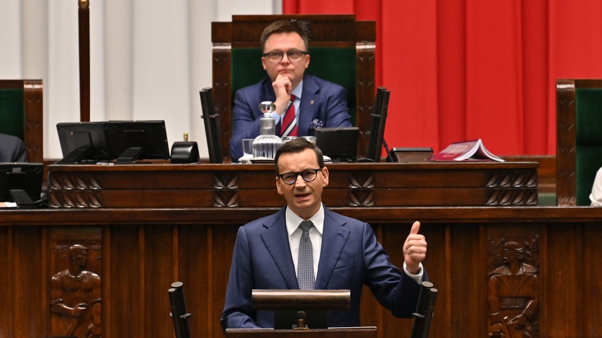 Reality show z parlamentu. Polsko má novou politickou hvězdu